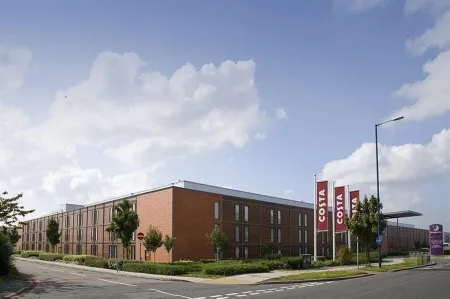 Premier Inn London Heathrow Airport T2 & T3 - Bath Road Отели рядом с достопримечательностью «Heathrow Academy»