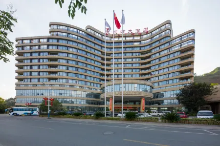 Oriental Hotel (Kaihua Linhu Road) Отели рядом с достопримечательностью «China’s Kingdom of Root Carving»