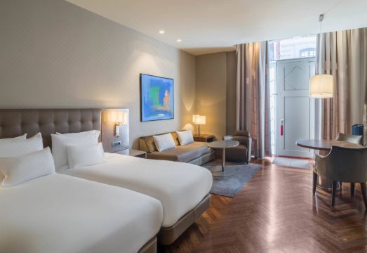 산토 마우로 호텔의 우아한 도서관 레스토랑 내부