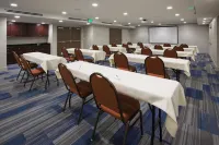 Holiday Inn Express & Suites Minneapolis – West End Các khách sạn ở Saint Louis Park