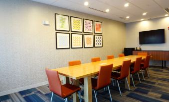 Holiday Inn Express & Suites Omaha - Millard Area