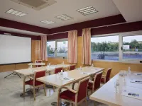 Holiday Inn Express MADRID - ALCOBENDAS by IHG Отели рядом с достопримечательностью «Комплекс компании «Телефоника»»