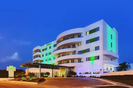 Holiday Inn Campeche Отели рядом с достопримечательностью «Сад Ботанико Смуч-Альтун»