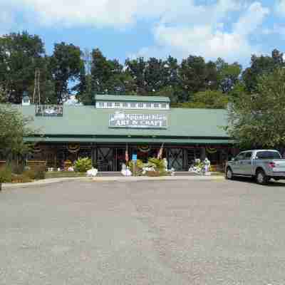 Holiday Inn Express Hocking Hills-Logan Hotel Exterior