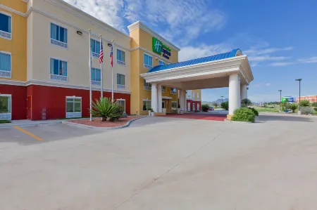 Holiday Inn Express & Suites Alpine Southeast