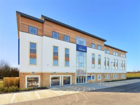 Travelodge Andover Отели рядом с достопримечательностью «St Michael and All Angels West Andover and Preschool»