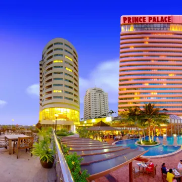 Prince Palace Hotel Bangkok Отели рядом с достопримечательностью «Школа Дебсирин»