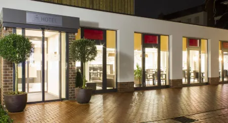 Hotel Zur Krone Отели в г. Зюдлон