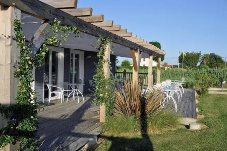 La Petite Couronne, Ecolodge & Lofts Отели в г. Ажетмо