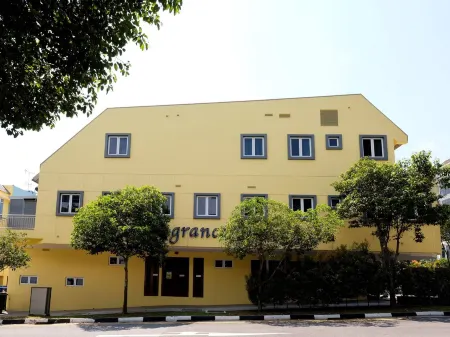 Fragrance Hotel - Viva Отели рядом с достопримечательностью «E-Waves Fishbyte Pte Ltd»