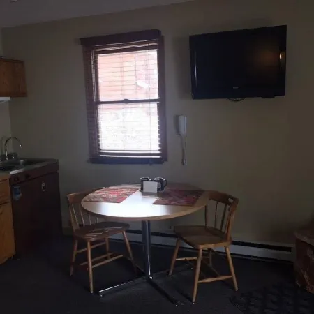 4 Seasons Inn on Fall River