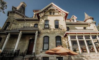 The Inn at Pine Terrace - Housity