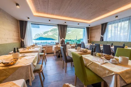Hotel Fontanella Отели рядом с достопримечательностью «Lake Molveno»