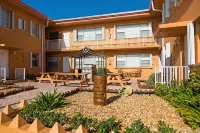 Riptide Oceanfront Hotel - bar