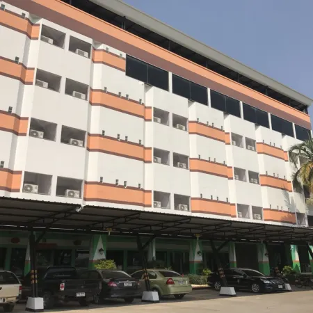 Lopburi Residence Hotel Отели рядом с достопримечательностью «Пранг Сам Йот»