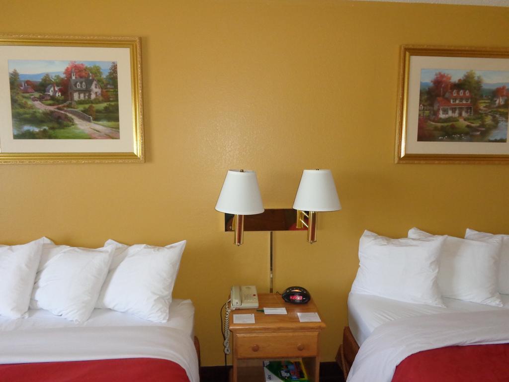 Country Inn & Suites by Radisson, Forest Lake, MN