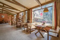 Immersing Hotel (Wenchuan Wolong Shoumoren)