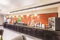 La Quinta Inn & Suites by Wyndham Houston Bush Intl Airpt E - sarapan