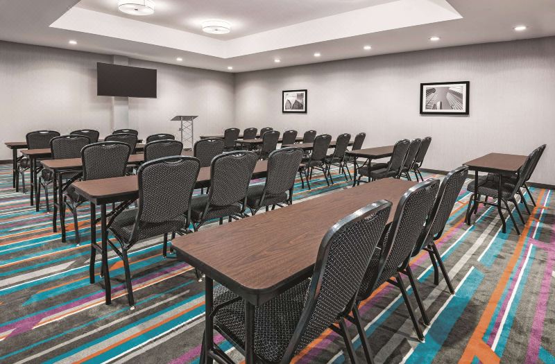 La Quinta Inn & Suites by Wyndham Dallas Grand Prairie North photo 4