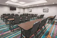 La Quinta Inn & Suites by Wyndham Dallas Grand Prairie North - Parkplatz
