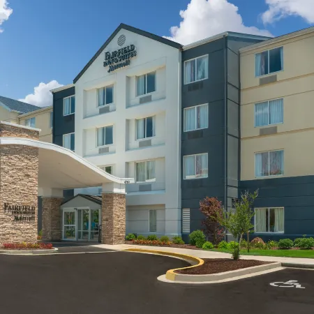 Fairfield Inn & Suites Memphis I-240 & Perkins Отели рядом с достопримечательностью «Ботанический сад Мемфиса»