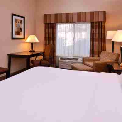 Holiday Inn Express & Suites Fairmont Rooms