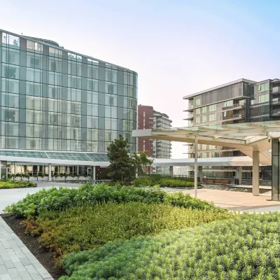 JW Marriott Parq Vancouver Отели рядом с достопримечательностью «Стадион Би-Си-Плейс»