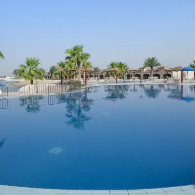 Mena Holiday Beach Resort Half Moon Отели рядом с достопримечательностью «Пристань для яхт Сансет»