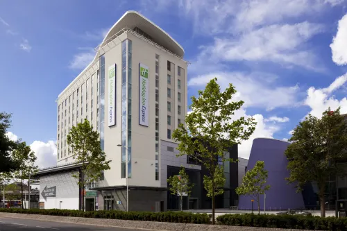 Holiday Inn Express HULL CITY CENTRE by IHG - parking