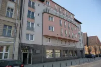 Absynt Apartments Old Town Deluxe Hotel dekat Wroclaw's Dwarfs