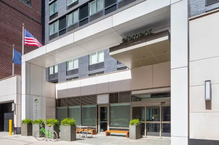 Element New York Times Square West Отели рядом с достопримечательностью «Маджестик-театр»