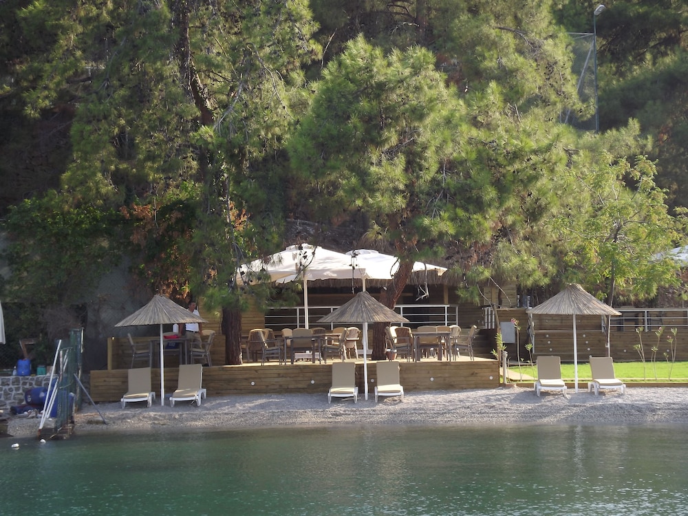 Alesta Yacht Hotel