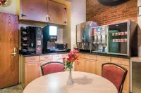 Econo Lodge Hotels in Bedford