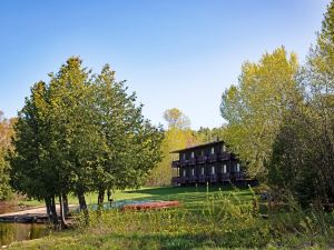 Lake Fanny Hooe Resort-2 Bed with Balcony #12 1 Bedroom Hotel Room by RedAwning