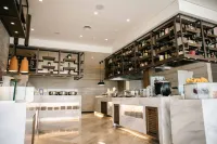 Holiday Inn & Suites JAKARTA GAJAH MADA by IHG - bar