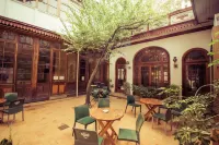 La Casa Roja Hostel - parking