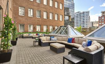 Vogue Hotel Montreal Downtown, Curio Collection by Hilton