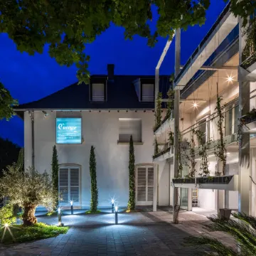 Hôtel Garrigae Villa la Florangerie - Spa & Piscine Отели рядом с достопримечательностью «Европейский суд по правам человека»