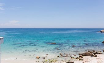 Blue Anchor Lodge & Cafe-Binh Ba Island
