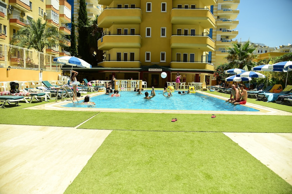 Gold Twins Family Beach Hotel