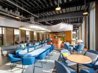 Yotel Amsterdam Hoteles cerca de Mirador A'DAM Lookout