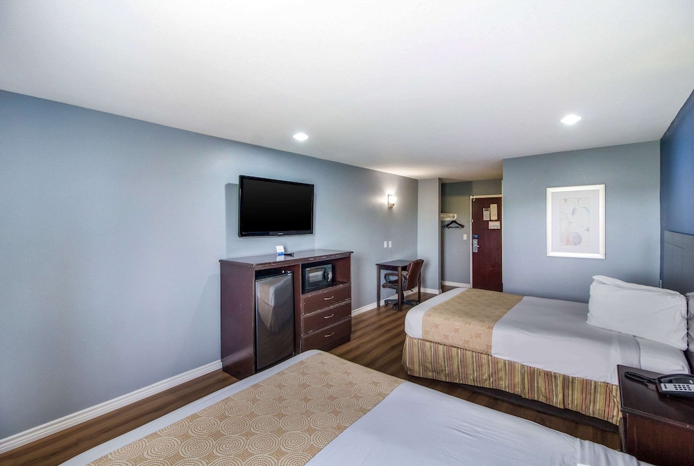 Rodeway Inn & Suites