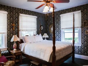 Brownsville Road House Bed & Breakfast