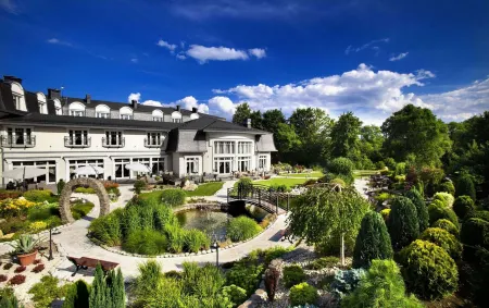 Rezydencja Luxury Hotel Bytom Piekary Śląskie Отели в г. Меженцице