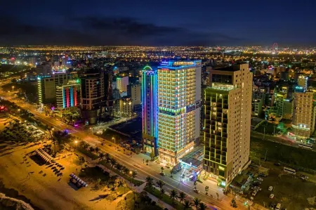 TMS Hotel Da Nang Beach Отели рядом с достопримечательностью «Danang Architecture University»