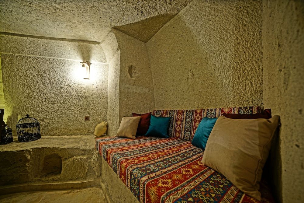 Castle Cave Hotel