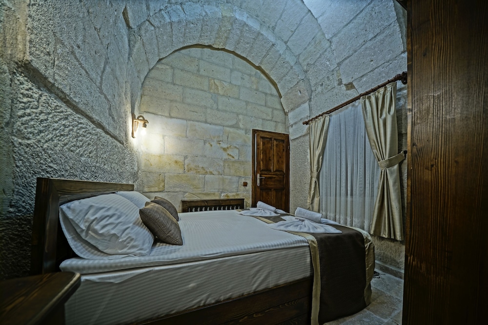 Castle Cave Hotel