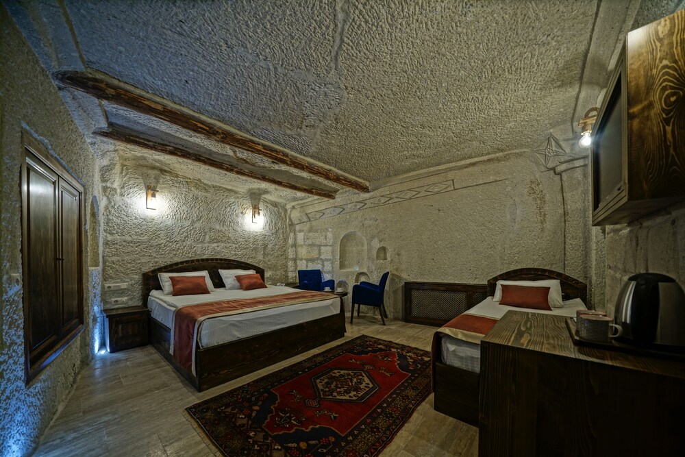 Castle Cave Hotel