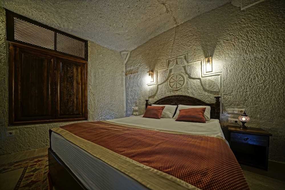 Castle Cave Hotel