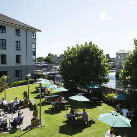 Leonardo Hotel Galway Отели рядом с достопримечательностью «Испанская арка»